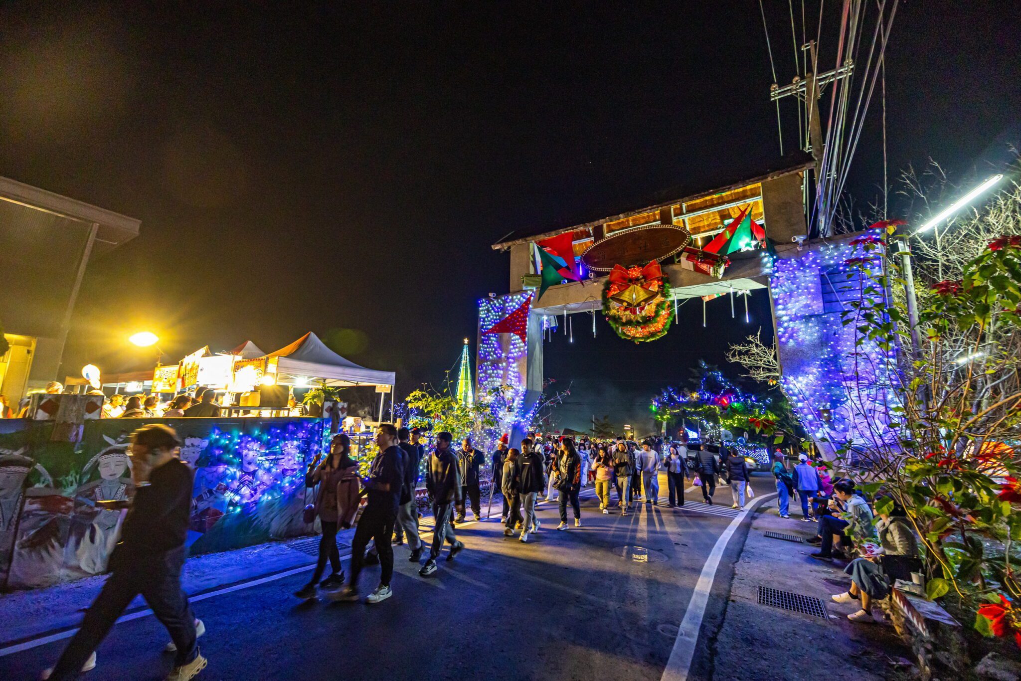 許縣長為信義鄉羅娜聖誕樹點燈　與遊客共度歡樂平安夜