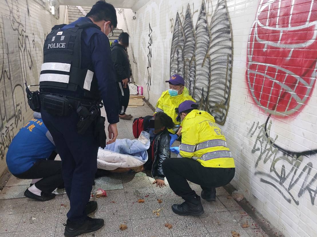 街友倒臥地下道 中壢警、社工合作即時援助 街友倒臥地下道 中壢警、社工合作即時援助