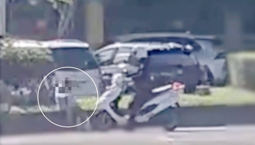 老婦迷途無助困分隔島 南港警憑一張發票助與家人團聚 員警勤務中發現老婦人呆坐在馬路分隔島。(圖/記者薛秀蓮 翻攝)