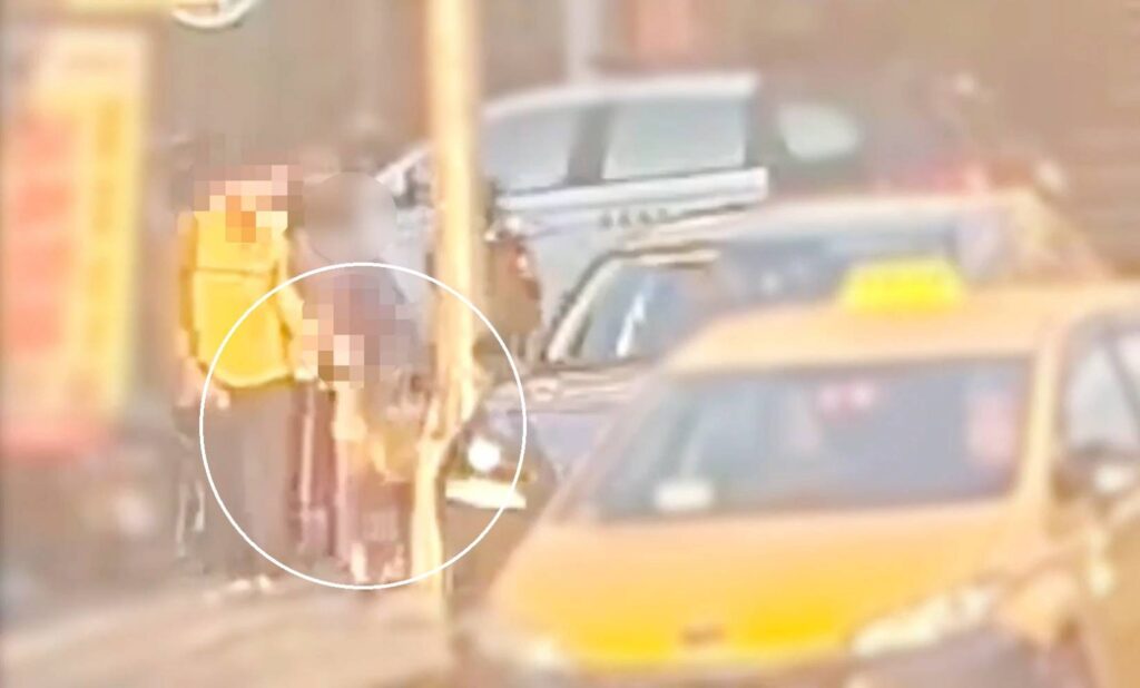 老婦迷途無助困分隔島 南港警憑一張發票助與家人團聚 員警將老婦人平安交給家屬。(圖/記者薛秀蓮 翻攝)