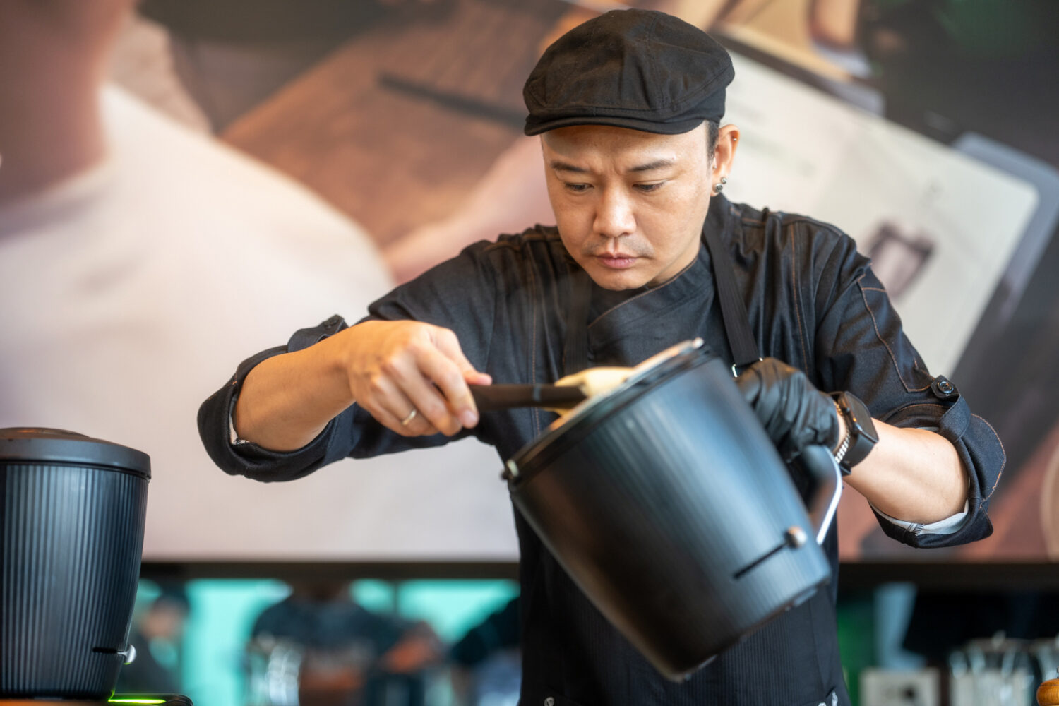 「極智烹飪新時代」美善品多功能料理機 TM7 帶你邁入「生活美味新篇章」 美善品品牌好友潘主廚 使用TM7烹製奶油馬鈴薯泥。(圖/Thermomix 美善品 提供)