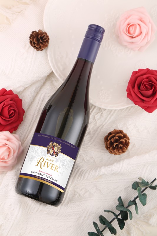 澳洲藍河搶攻Z世代無酒精紅酒市場,掀健康社交新風潮 澳洲藍河搶攻Z世代無酒精紅酒市場,掀健康社交新風潮