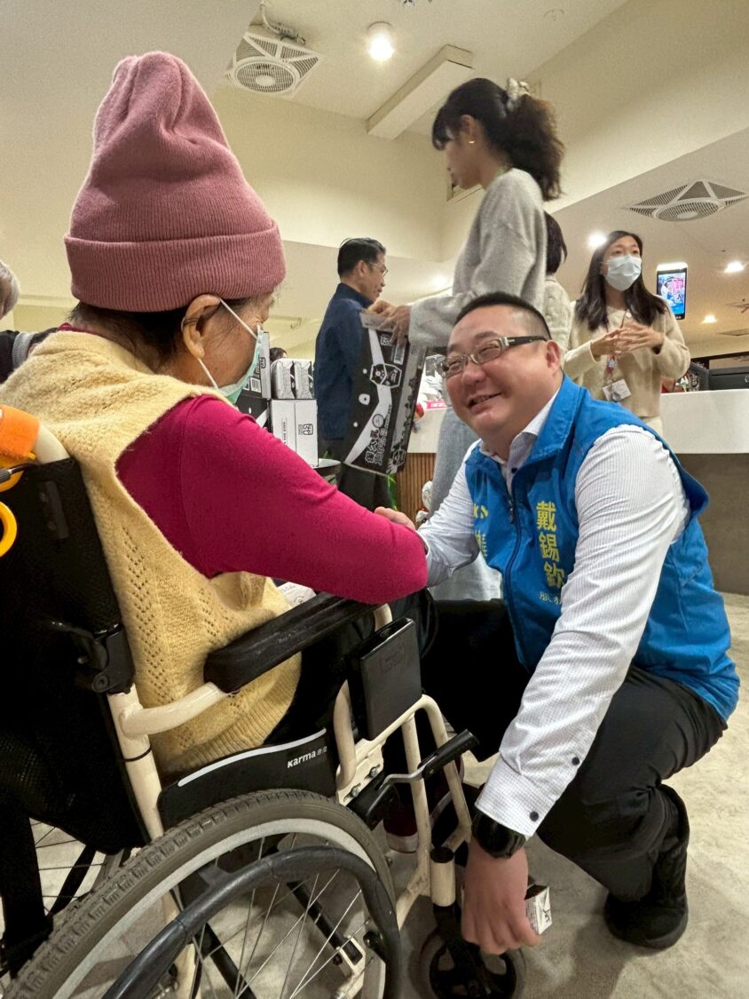 「戴錫欽」暖心送愛長者 辦公室主任訪 紅心字會 為長輩送暖補充營養 臺北市議會戴錫欽議長辦公室主任林伯修親切與長輩問安。(圖/紅心字會 提供)