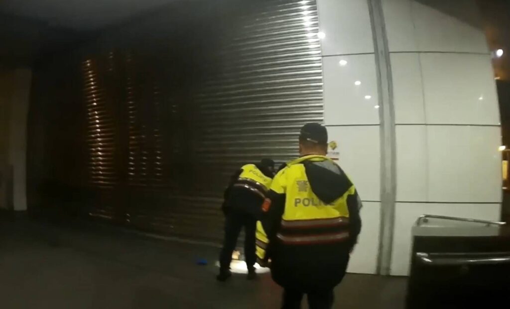 「寒流來襲」民眾不適倒地 南港警即刻伸援送醫 員警勤務中發現蜷曲在地之民眾。(圖/記者薛秀蓮 翻攝)