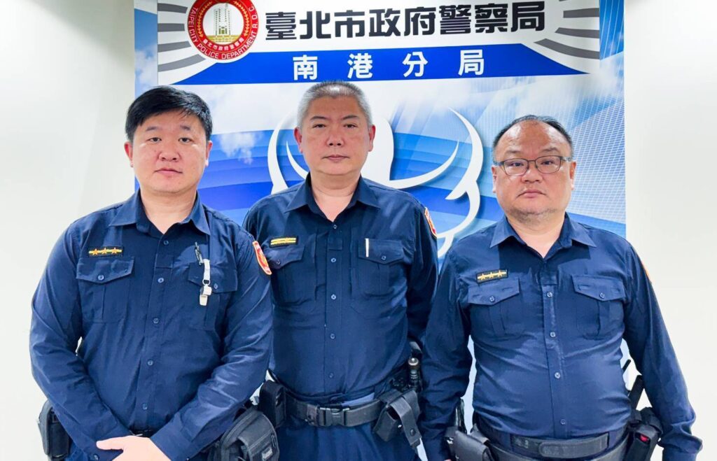 「寒流來襲」民眾不適倒地 南港警即刻伸援送醫 南港派出所所長馬秋揚(中)、警員潘宗松(右)、陳欣邦(左)。(圖/記者薛秀蓮 翻攝)