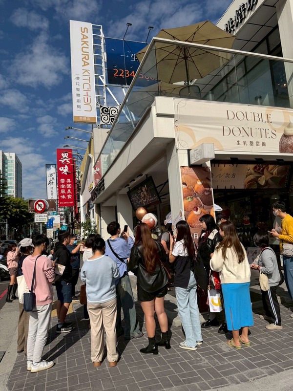 DONUTES多那之首推《生甜甜圈快閃車》 五大門市同步開賣掀排隊熱潮 DONUTES多那之首推《生甜甜圈快閃車》 五大門市同步開賣掀排隊熱潮