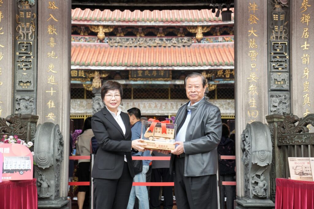 慈悲護環境!龍山寺偕信眾贈北市4輛回收車 助攻淨零碳排 慈悲護環境!龍山寺偕信眾贈北市4輛回收車 助攻淨零碳排