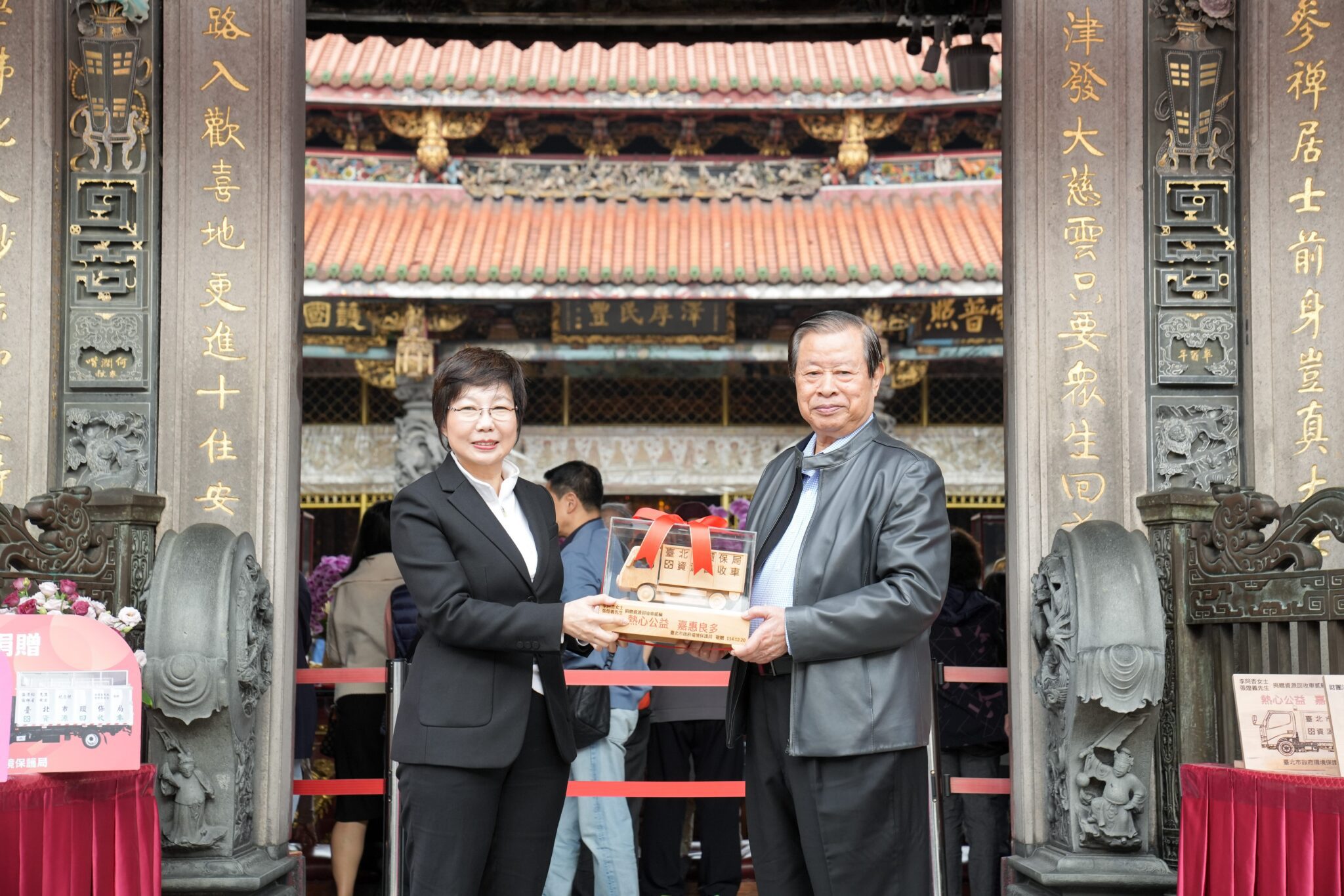 慈悲護環境!龍山寺偕信眾贈北市4輛回收車 助攻淨零碳排 慈悲護環境!龍山寺偕信眾贈北市4輛回收車 助攻淨零碳排