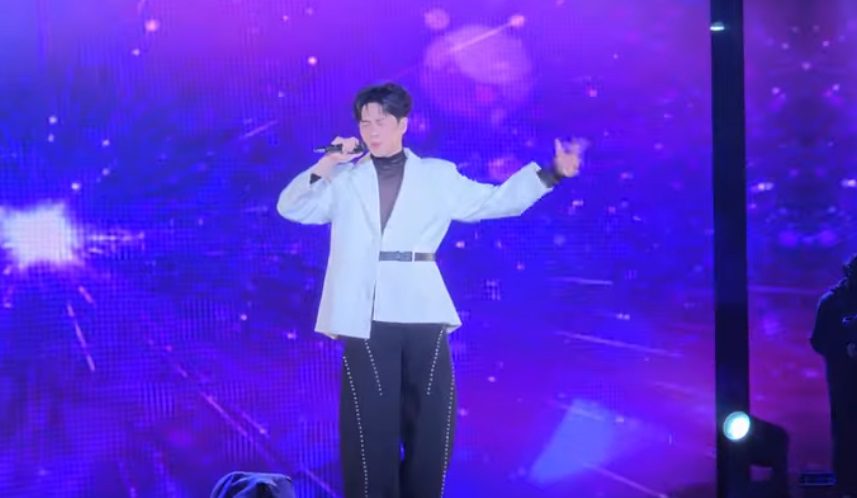 新北耶誕城演唱會/李東軒帶來深情金曲 其中〈糾結了〉致敬偶像周杰倫 渾厚嗓音征服台下歌迷 新北耶誕城演唱會/李東軒帶來深情金曲 其中〈糾結了〉致敬偶像周杰倫 渾厚嗓音征服台下歌迷