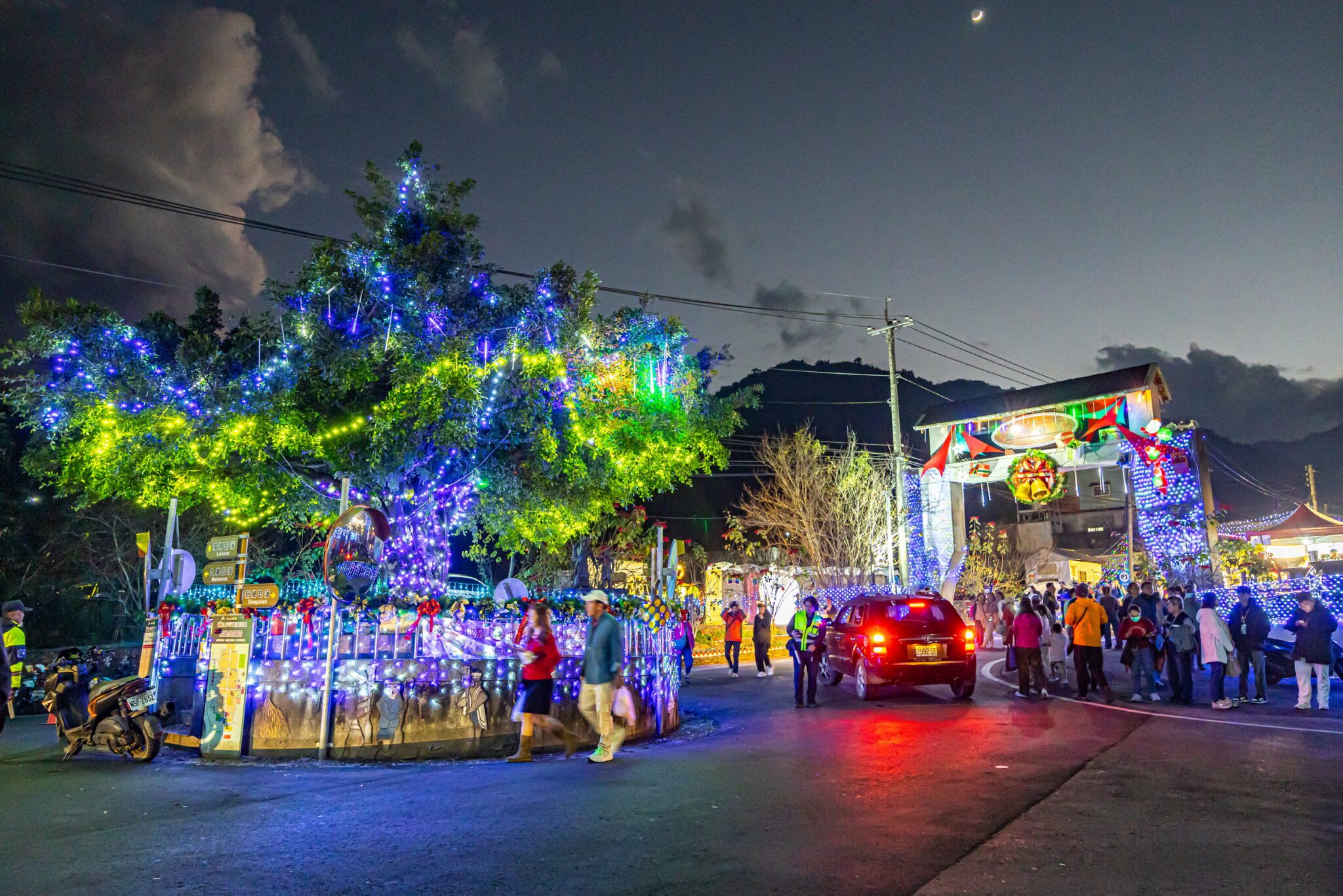 許縣長為信義鄉羅娜聖誕樹點燈　與遊客共度歡樂平安夜