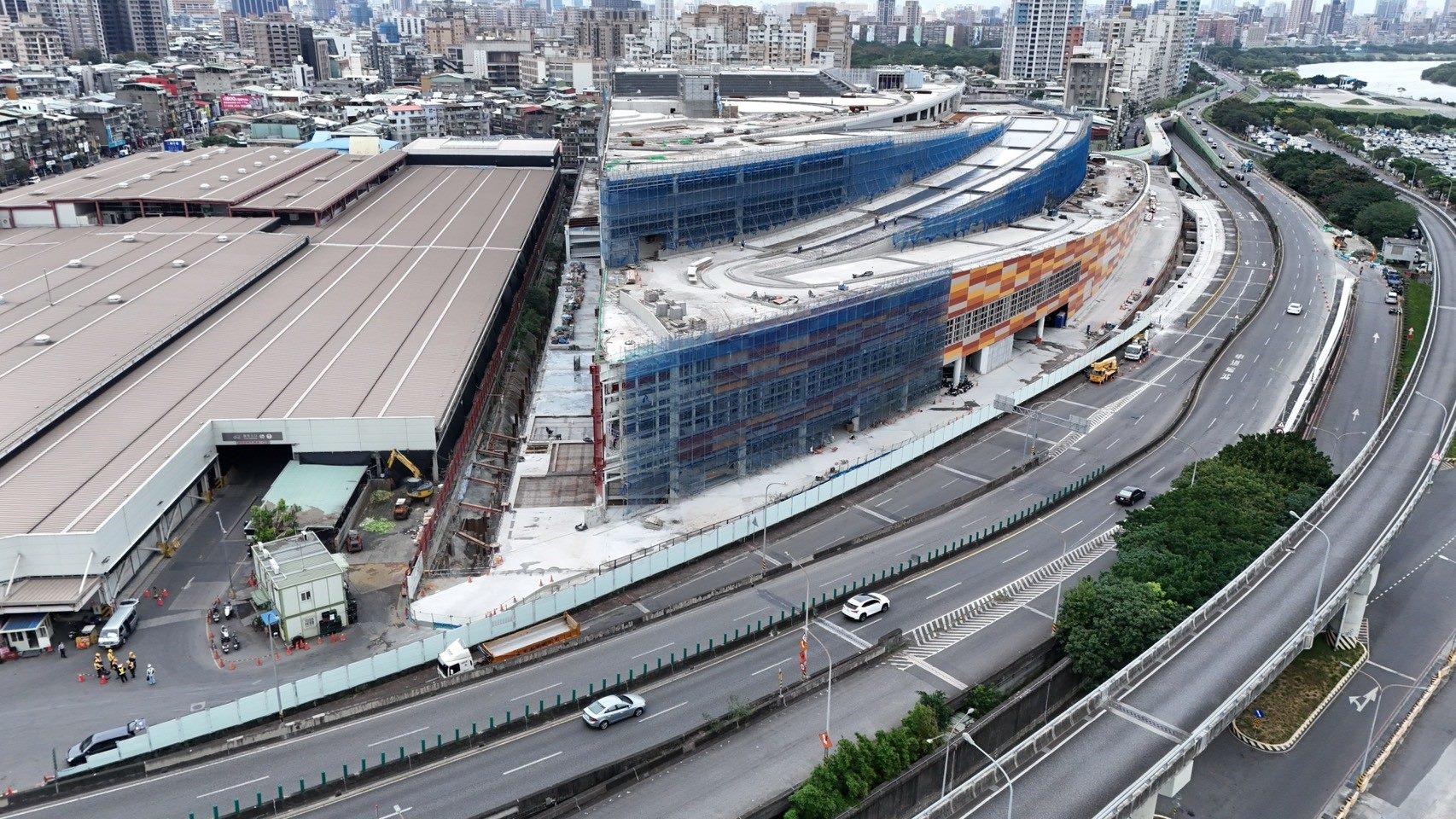 李四川陪同卓揆視察第一果菜市場 中央地方聯手補助冷鏈與拍賣系統建置 李四川陪同卓揆視察第一果菜市場 中央地方聯手補助冷鏈與拍賣系統建置