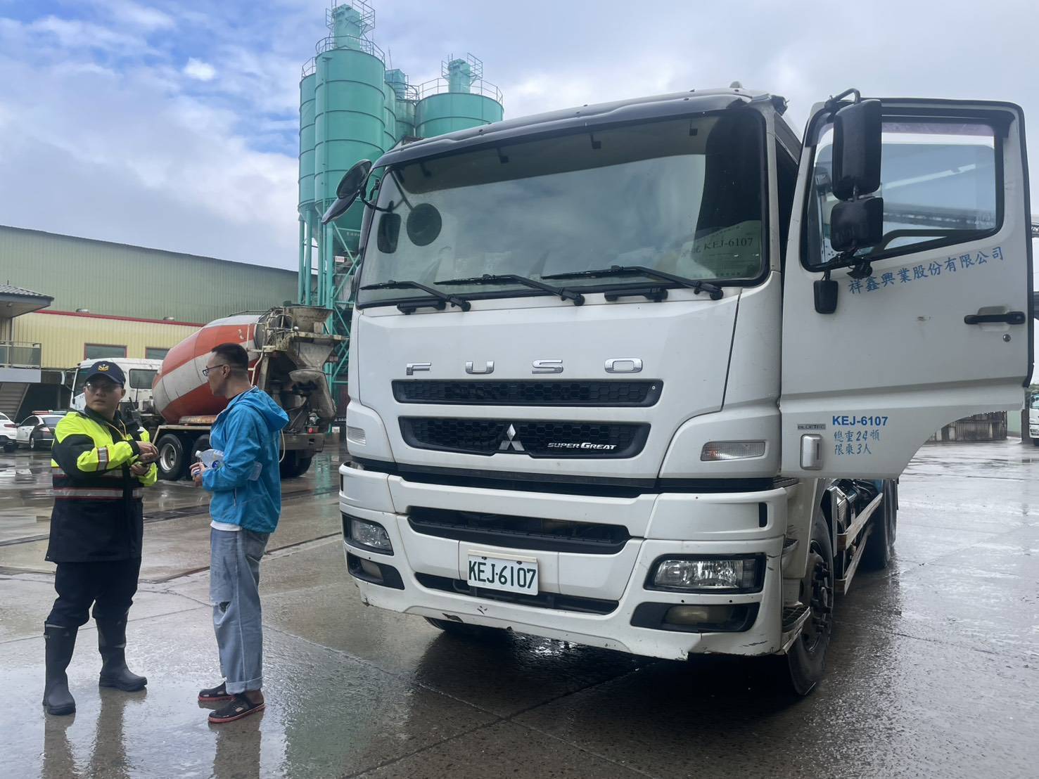 平鎮警方走入轄內各大型車公司，透過實車操作落實交通安全與法規教育與，共同為道路安全把關。（記者翻攝）