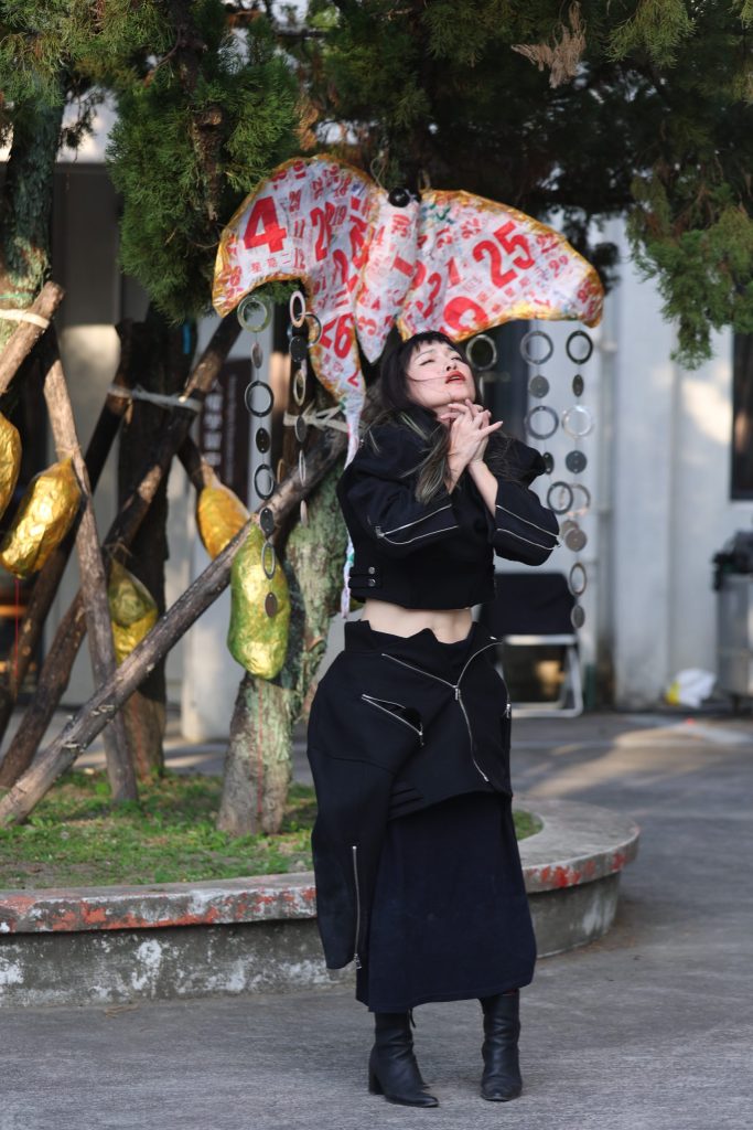 鼓動詩的雙翼,起飛了—頑石劇團《靈魂解放,回望自由演詩會》 鼓動詩的雙翼,起飛了—頑石劇團《靈魂解放,回望自由演詩會》