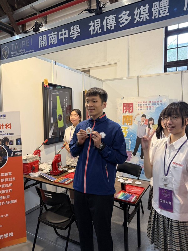 運動部李洋部長蒞臨「2025CCCE 全國科藝電競大賽」線下總決賽,為選手加油打氣 運動部李洋部長蒞臨「2025CCCE 全國科藝電競大賽」線下總決賽,為選手加油打氣