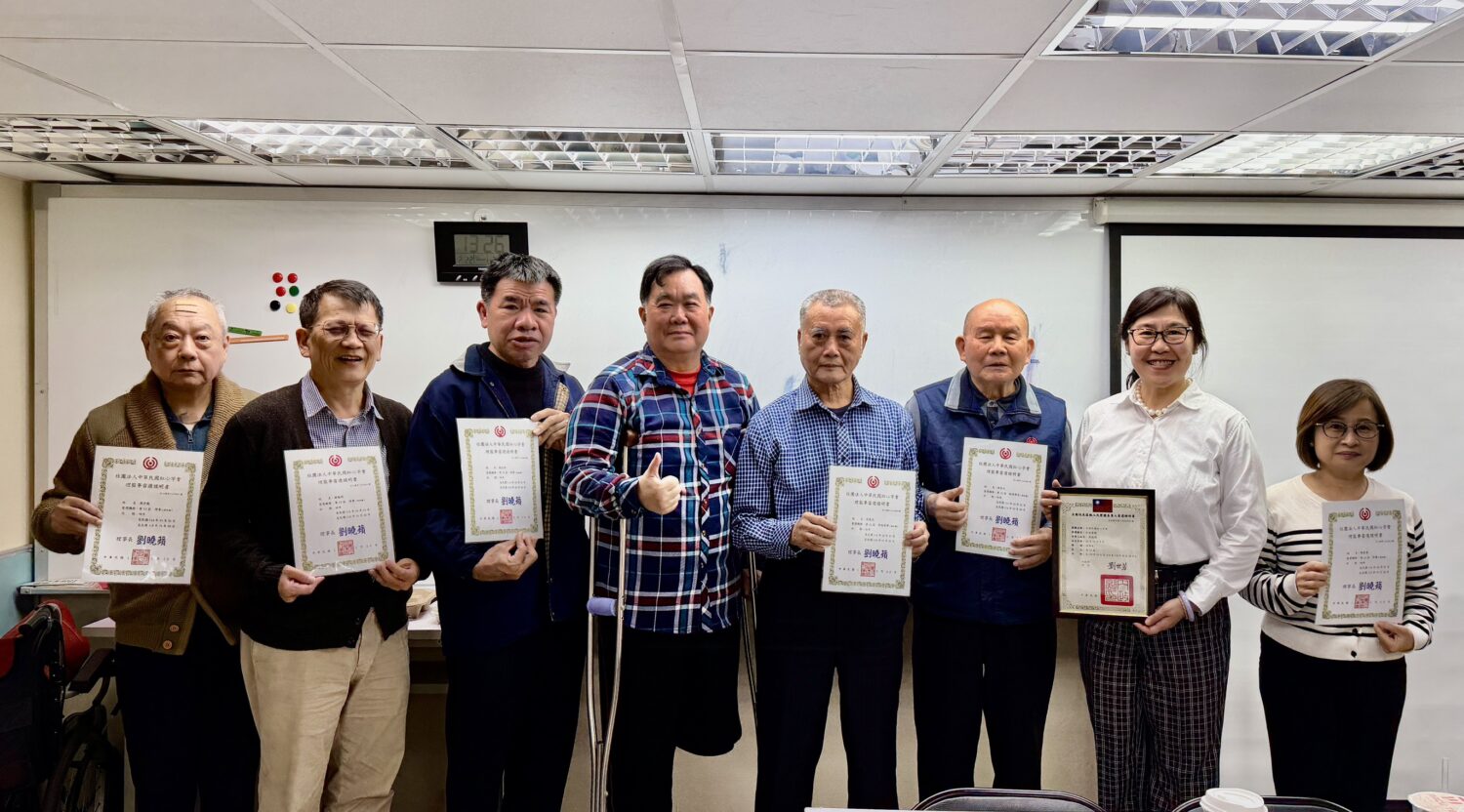 延續「赤子之心」劉曉蘋接任紅心字會第十二任理事長 社會弱勢族群「享平安」 理事長劉曉蘋(右2)頒發當選證書給予第十二屆理事成員。(圖/紅心字會 提供)