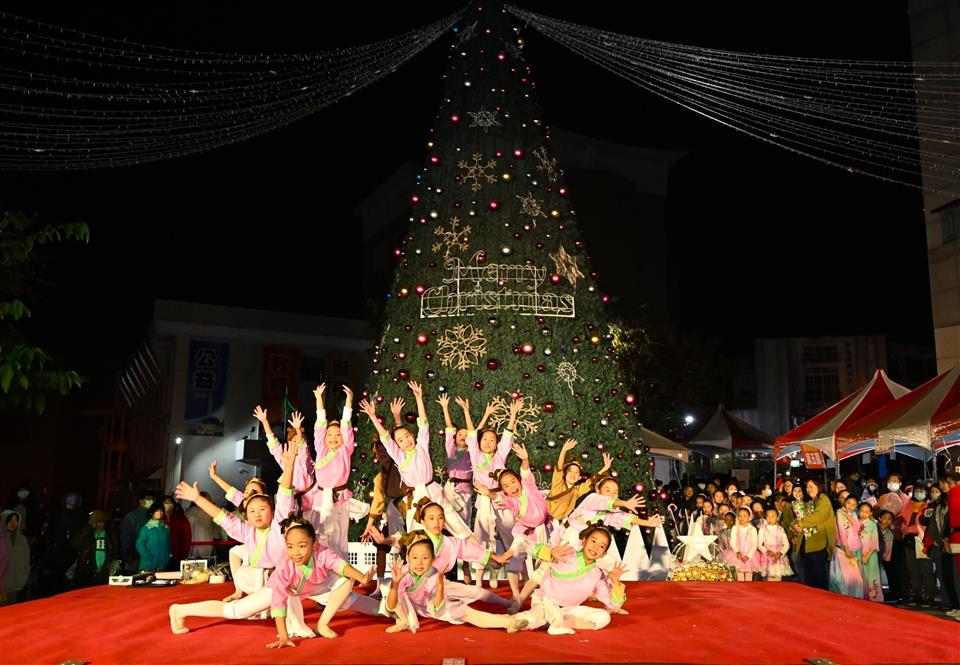 10公尺夢幻聖誕樹點亮彰化夜空 「2025愛在彰化聖誕嘉年華」夢幻登場
