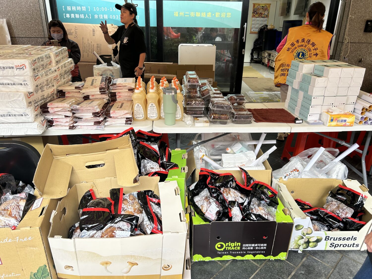 挽袖送烤全雞!獅子會聯手中壢舊明里 辦熱心捐血活動贈品超豐富 本次捐血活動贈品豐富,甚至出現烤全雞與個人攜帶式電風扇等好禮,讓民眾捐血後馬上有「好料」補充營養。(記者翻攝)