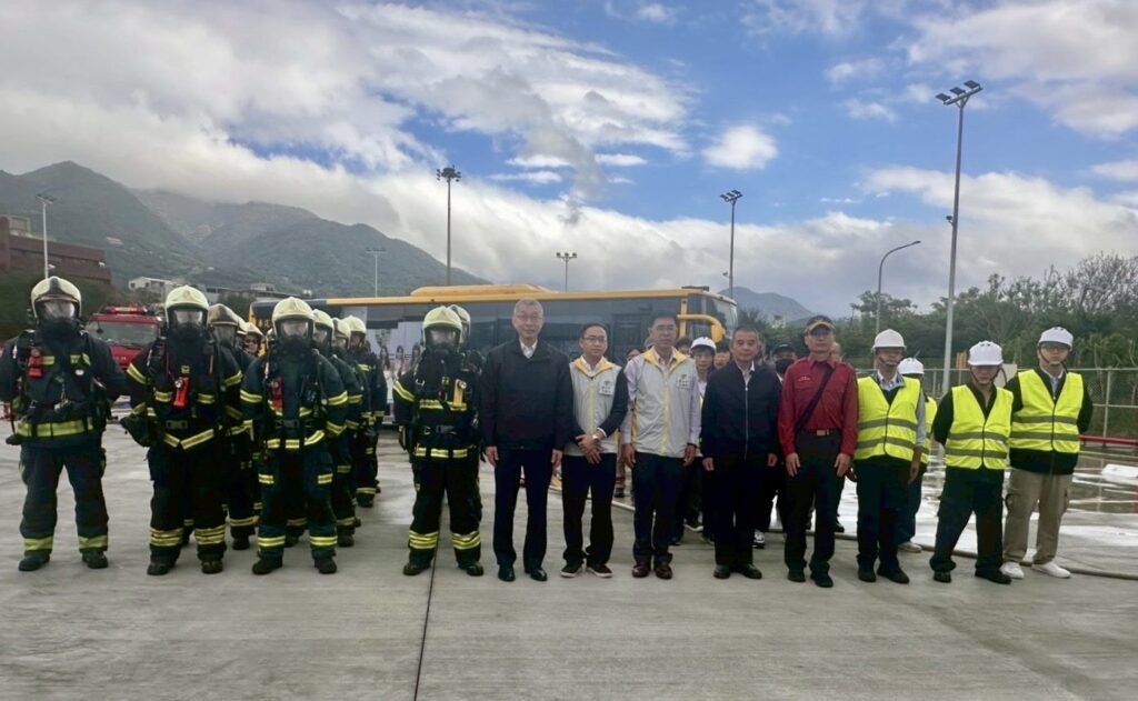 電動公車火警模擬上場!北市跨局處操演充電樁與行駛起火應變 電動公車火警模擬上場!北市跨局處操演充電樁與行駛起火應變