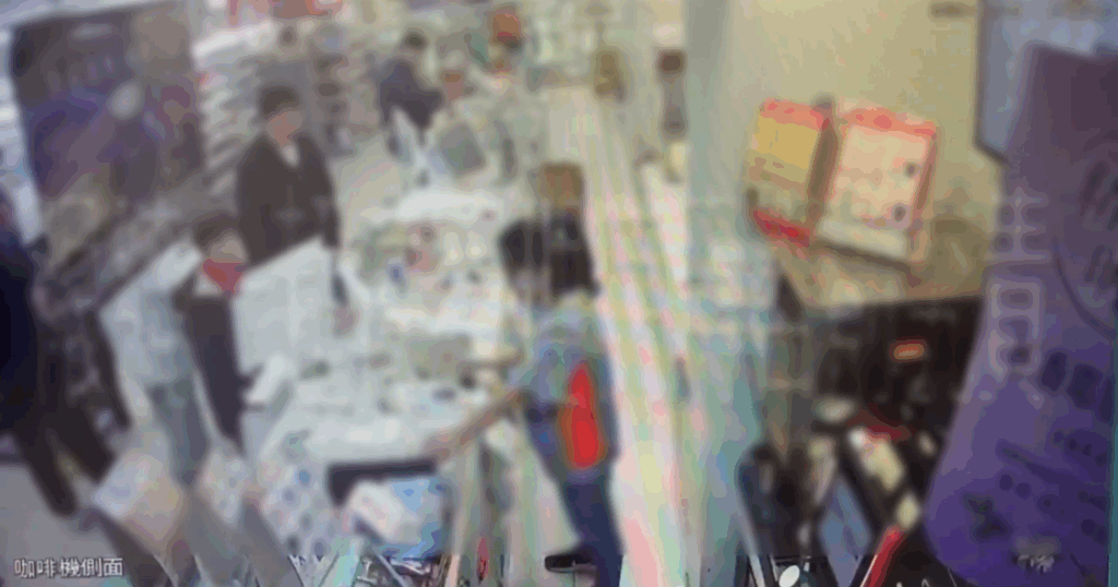 超商包裹遭竊 警民合作成功逮人 女子欲自行翻找包裹。(圖/記者薛秀蓮 翻攝)