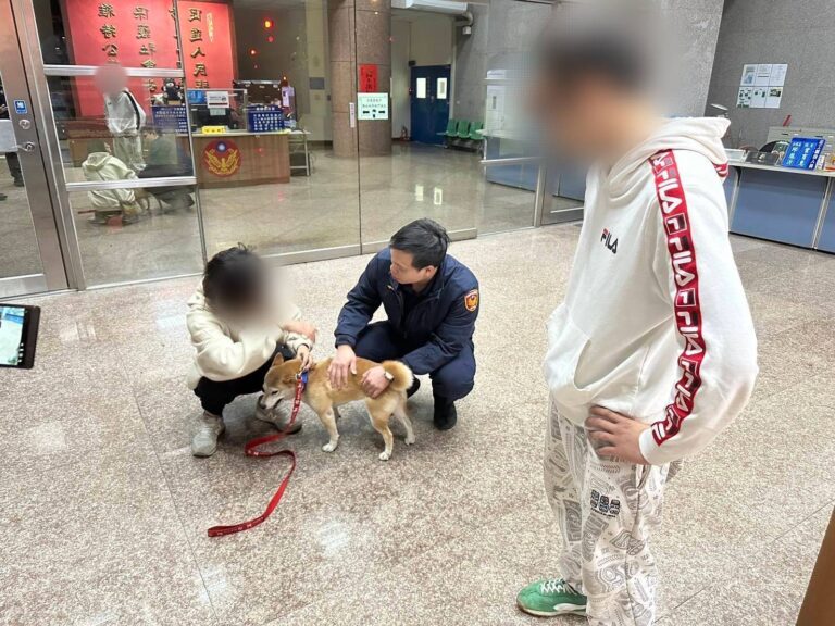 自掏腰包買罐頭 員警助迷途毛孩重回主人懷抱