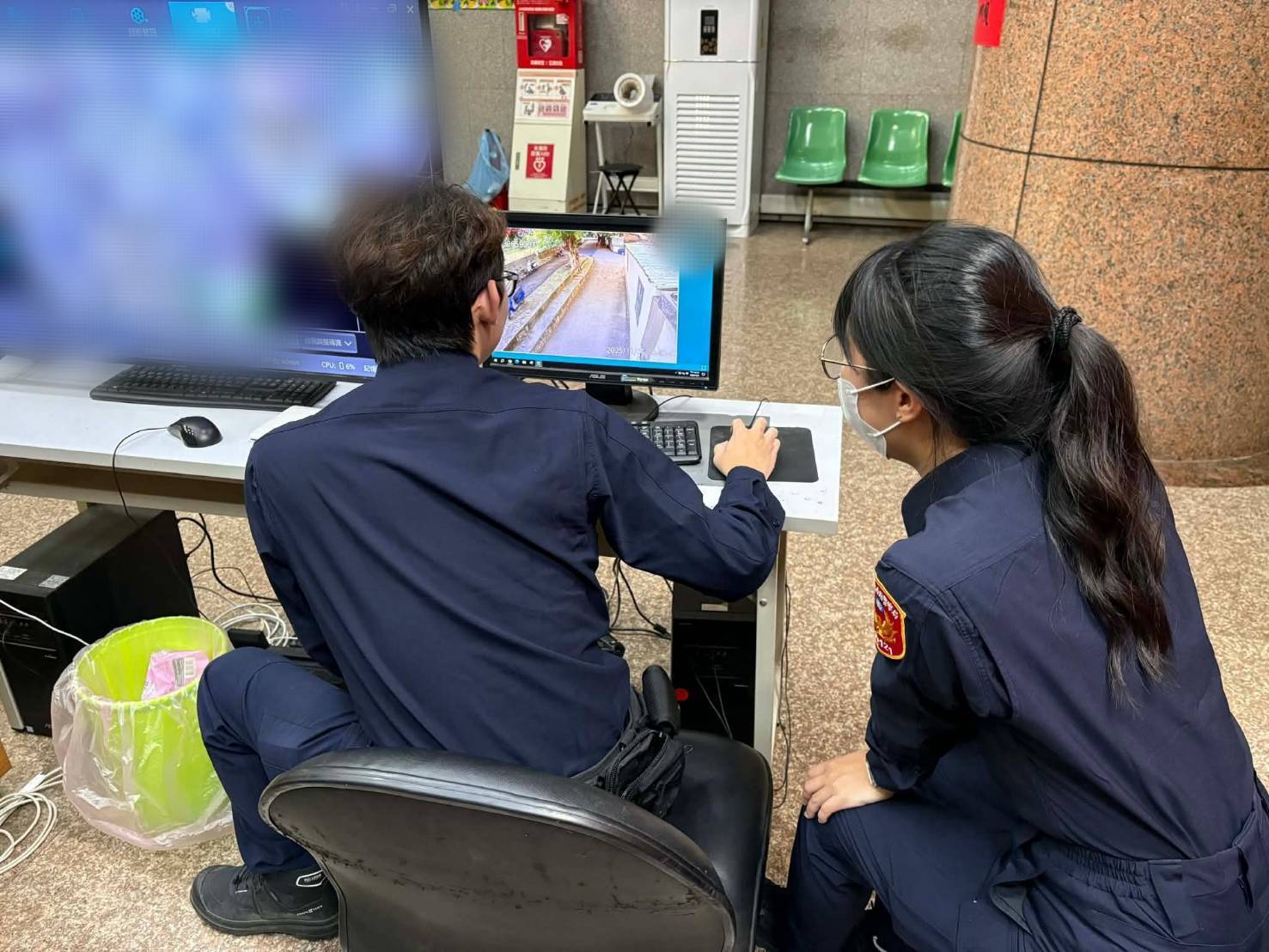 自掏腰包買罐頭 員警助迷途毛孩重回主人懷抱 員警打算調閱監視器時,值班同仁剛好接獲飼主來電協尋,最終飼主范先生成功領回迷途愛犬。(記者翻攝)