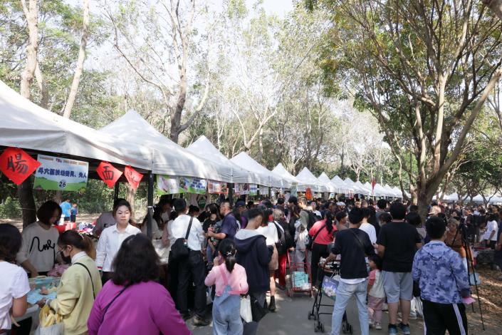 雲林家扶歲末園遊會登場 企業與社區愛心齊聚送暖 家扶服務家庭歲末「回娘家」,60攤位集結愛心熱鬧滾滾。
