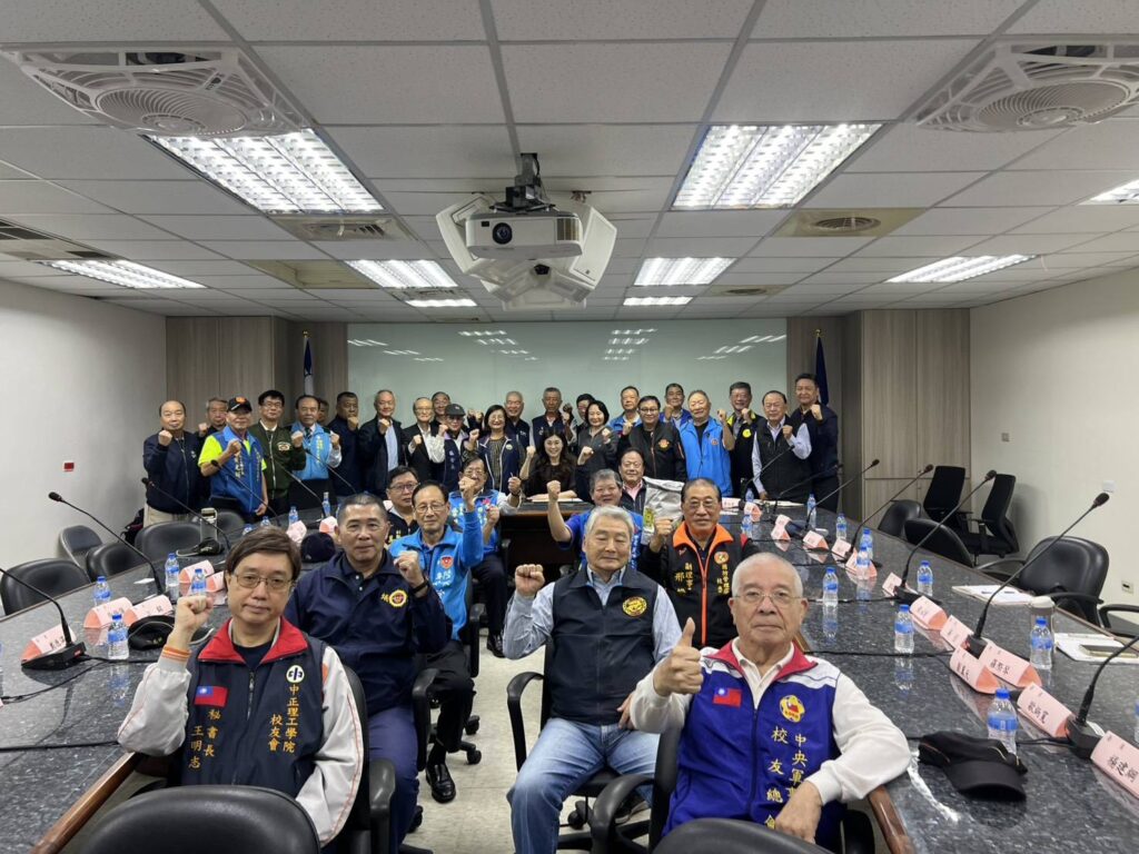 空軍地勤榮民生命史書贈中國國民黨典藏 空軍地勤榮民生命史書贈中國國民黨典藏