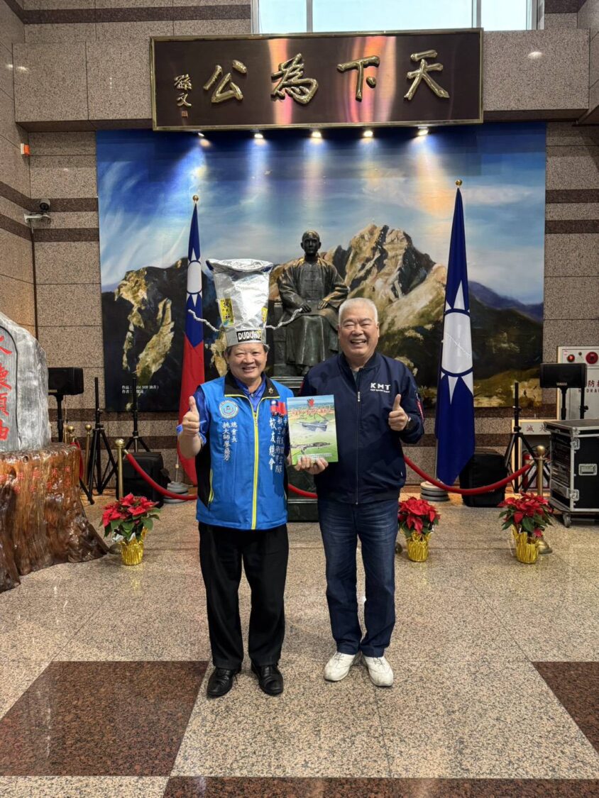 空軍地勤榮民生命史書贈中國國民黨典藏 國民黨副主席季麟連讚揚空軍航空技術學院校友總會,廣邀退役榮民袍澤,用生命寫傳記故事。(圖/空軍航空技術學校校友總會 提供)