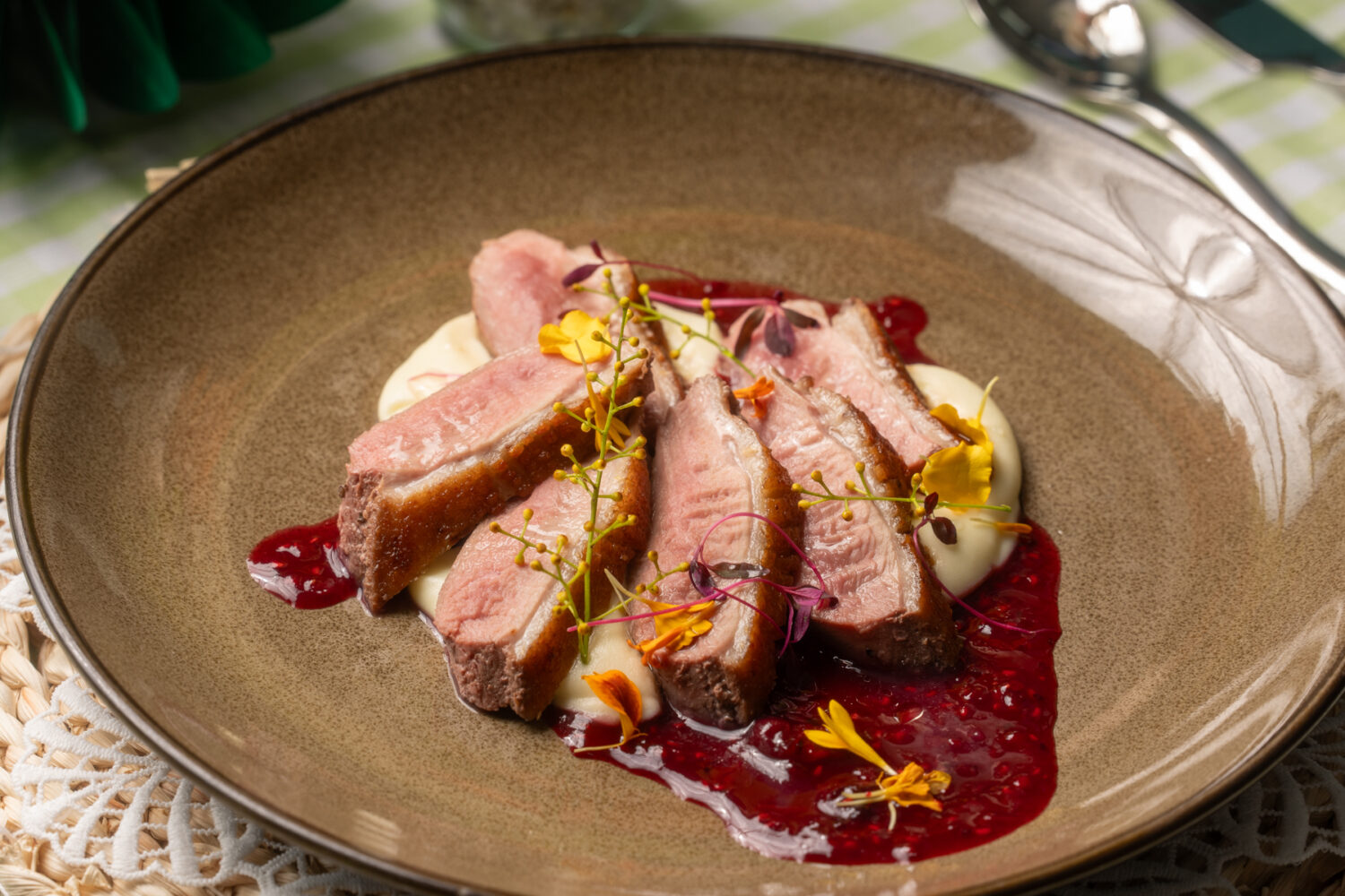 「極智烹飪新時代」美善品多功能料理機 TM7 帶你邁入「生活美味新篇章」 使用美善品TM7烹煮莓果鴨胸佐馬鈴薯泥。(圖/Thermomix 美善品 提供)