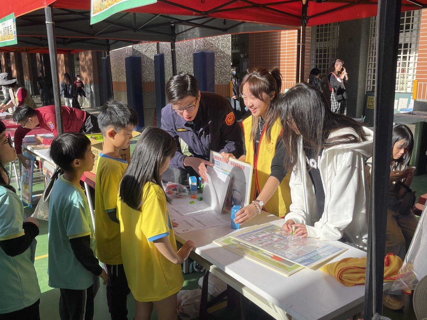 北投警前進校園扎根安全觀念　關渡國小校慶變身宣導課堂