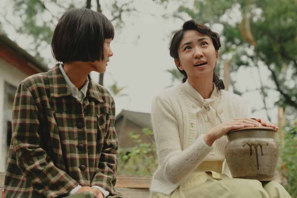 電影《大濛》主題曲MV曝光 9m88超長關鍵故事零NG 靠3時段狂練 24 圖:9m88(右)坦言,飾演姊姊阿霞在火化場外向方郁婷(左)飾演的妹妹阿月轉述哥哥育雲(曾敬驊飾演)的故事壓力極大。/華文創 提供