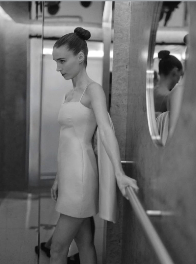 《紅毯前》 尚未登場前的幾秒靜止、定格，才是真經典。