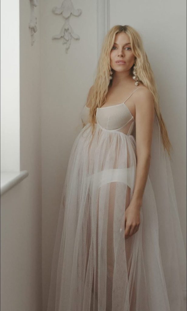 《紅毯前》 尚未登場前的幾秒靜止、定格，才是真經典。