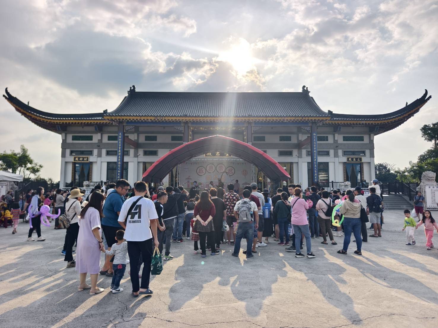 御天宮宮慶 南天門好熱鬧 小猴子最開心 —親子園遊會 專訪,林勝利董事長,一條不一樣的宮廟之路 御天宮宮慶 南天門好熱鬧 小猴子最開心 —親子園遊會 專訪,林勝利董事長,一條不一樣的宮廟之路