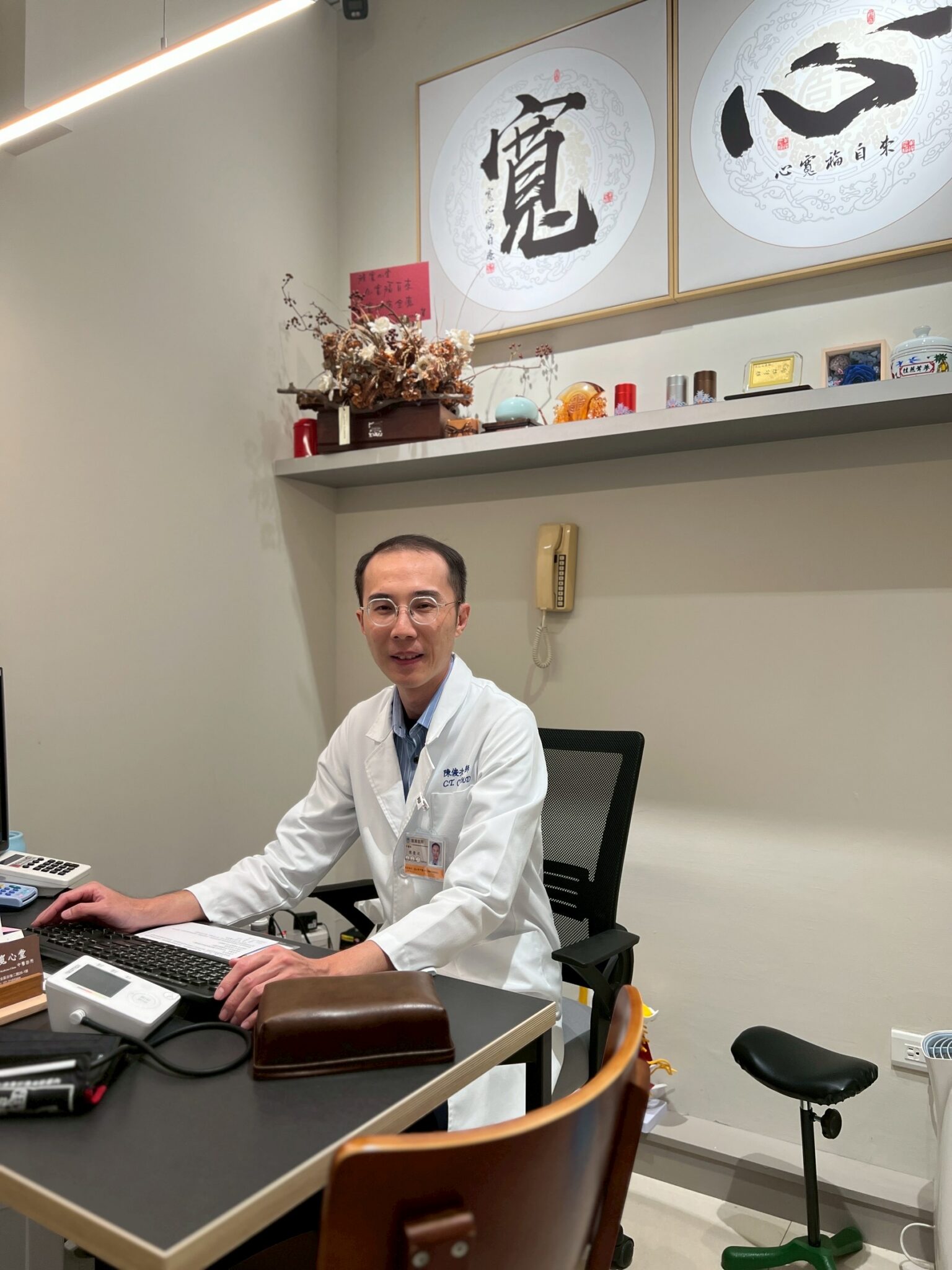 中西醫雙執照醫師,陳俊次;為何選擇投入中醫? —在《寬心堂》重新看見醫療的初心與人情味 中西醫雙執照醫師,陳俊次;為何選擇投入中醫? —在《寬心堂》重新看見醫療的初心與人情味