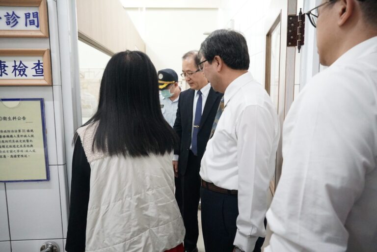 矯正署長訪視高二監，送上蘋果祝福平安！ 高層訪視與基層心聲之間的距離？