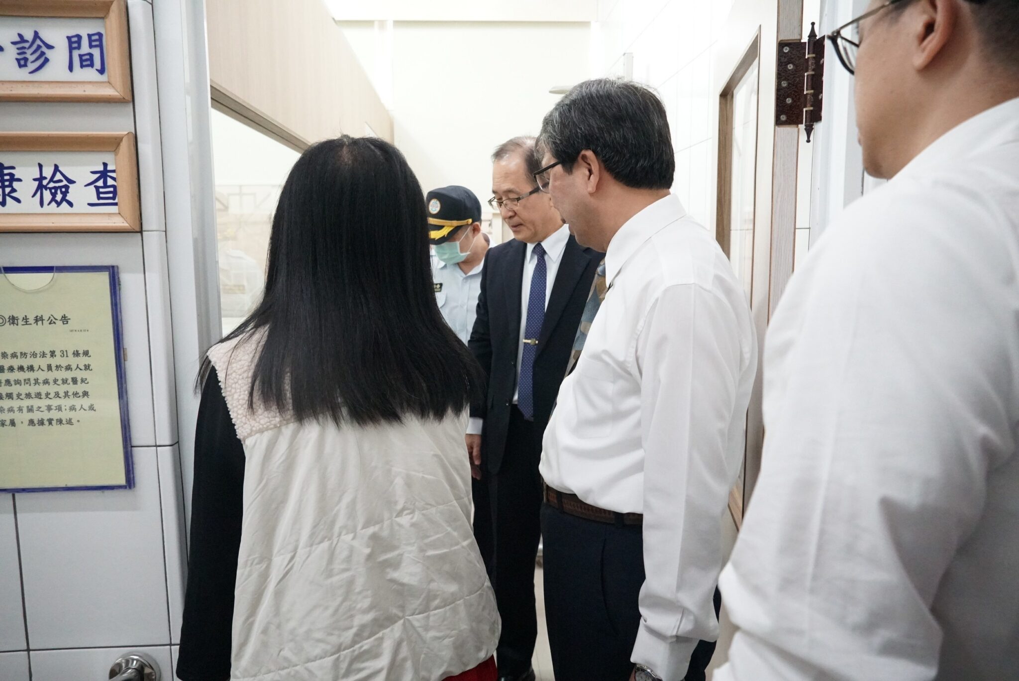 矯正署長訪視高二監,送上蘋果祝福平安! 高層訪視與基層心聲之間的距離? 矯正署長訪視高二監,送上蘋果祝福平安! 高層訪視與基層心聲之間的距離?