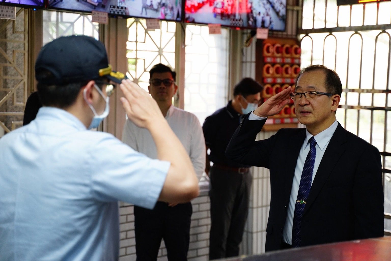 矯正署長訪視高二監,送上蘋果祝福平安! 高層訪視與基層心聲之間的距離? 矯正署長訪視高二監,送上蘋果祝福平安! 高層訪視與基層心聲之間的距離?