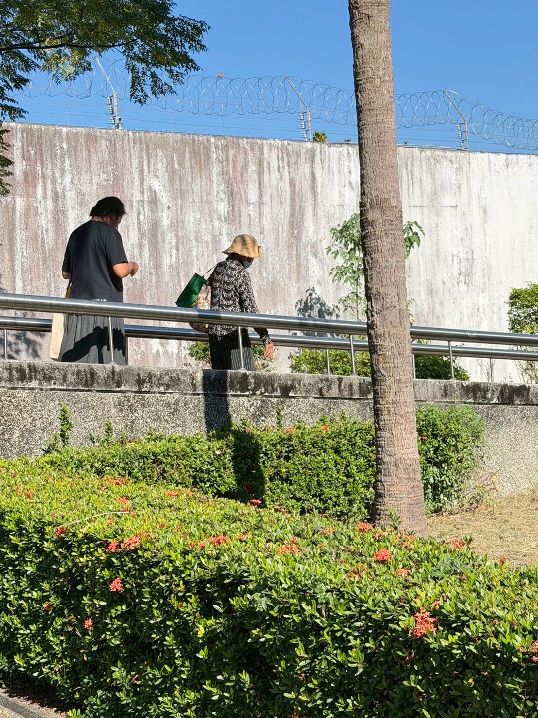 快樂聯盟;幫助藥癮者家屬前往監所探視 用陪伴~穩定高齡長輩的情緒 快樂聯盟;幫助藥癮者家屬前往監所探視 用陪伴~穩定高齡長輩的情緒