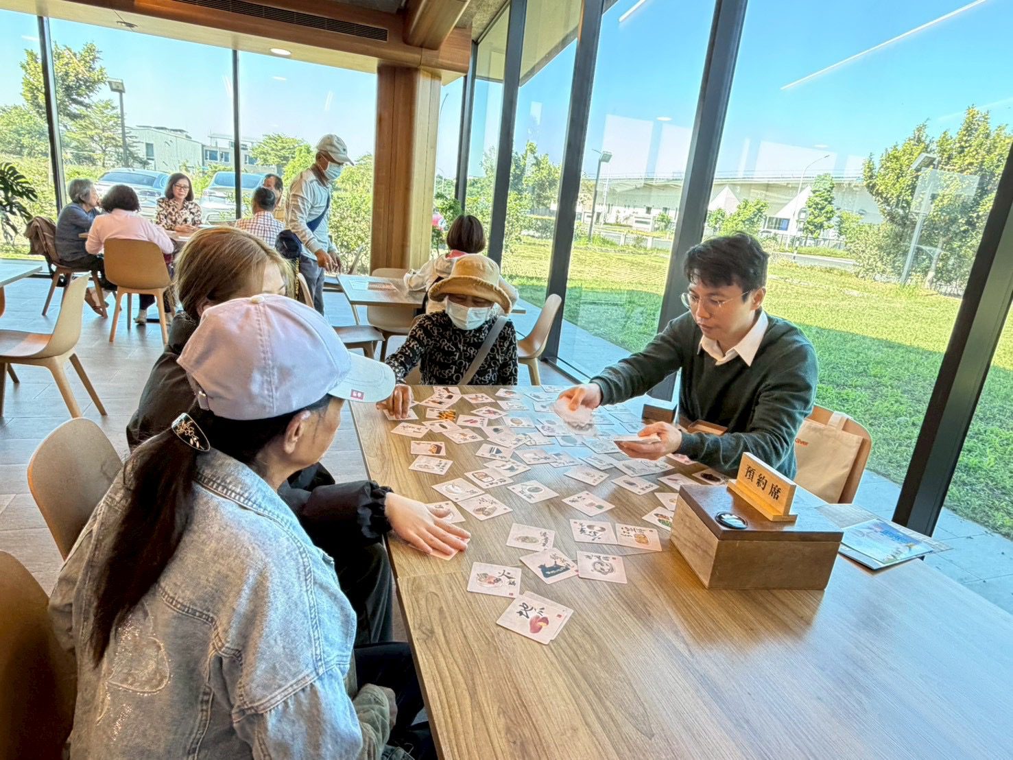 快樂聯盟;幫助藥癮者家屬前往監所探視 用陪伴~穩定高齡長輩的情緒 快樂聯盟;幫助藥癮者家屬前往監所探視 用陪伴~穩定高齡長輩的情緒