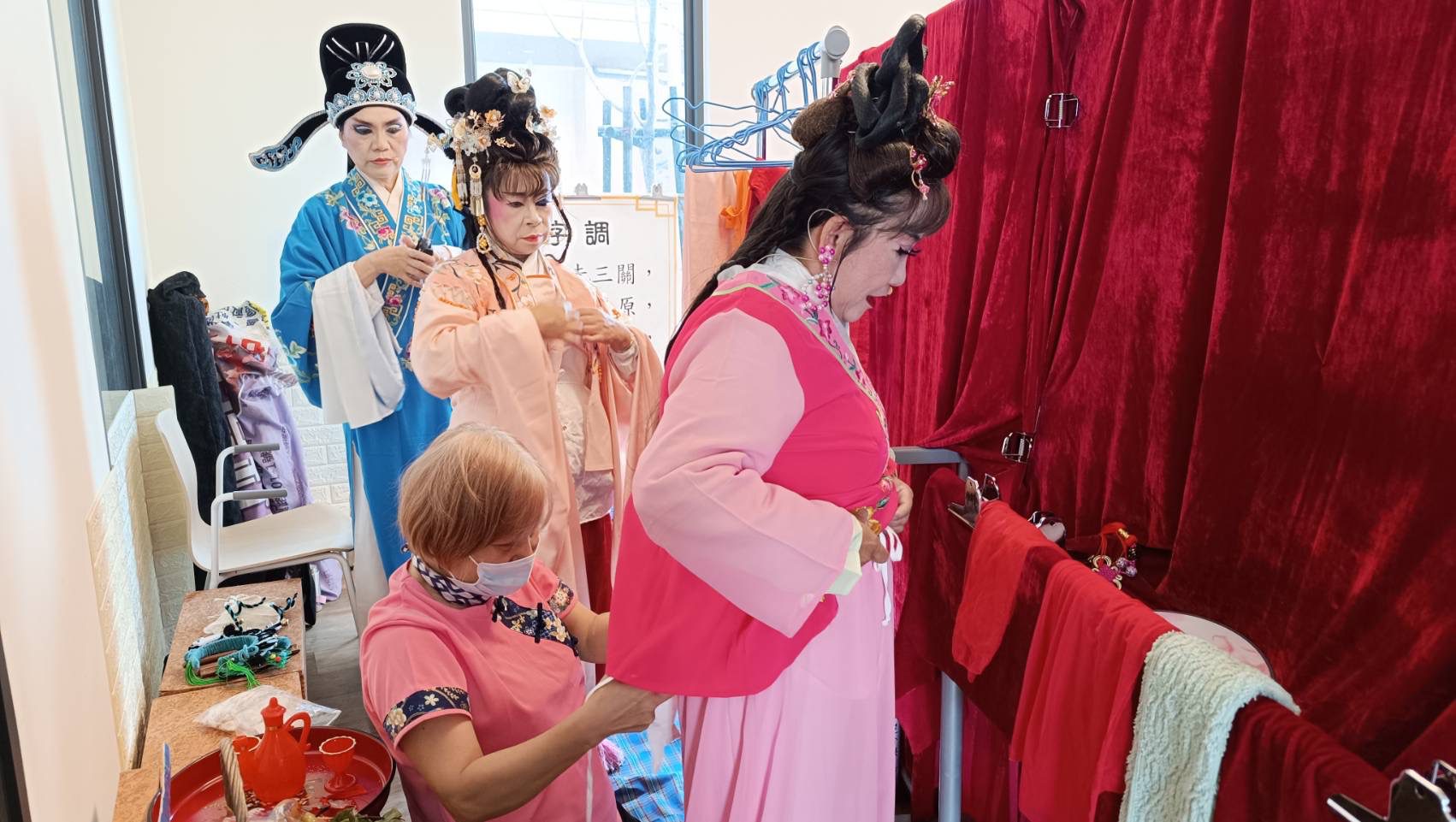 粉末登場!屏北社區大學歌仔戲劇團&快樂聯盟;以「歌仔戲」讓長輩樂開懷。 粉末登場!屏北社區大學歌仔戲劇團&快樂聯盟;以「歌仔戲」讓長輩樂開懷。