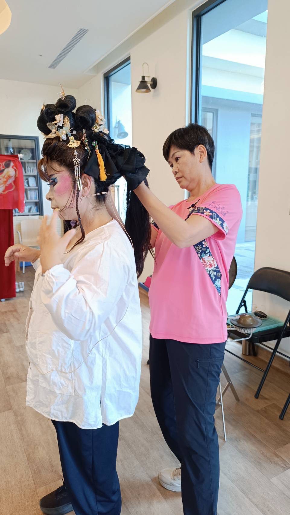 粉末登場!屏北社區大學歌仔戲劇團&快樂聯盟;以「歌仔戲」讓長輩樂開懷。 粉末登場!屏北社區大學歌仔戲劇團&快樂聯盟;以「歌仔戲」讓長輩樂開懷。