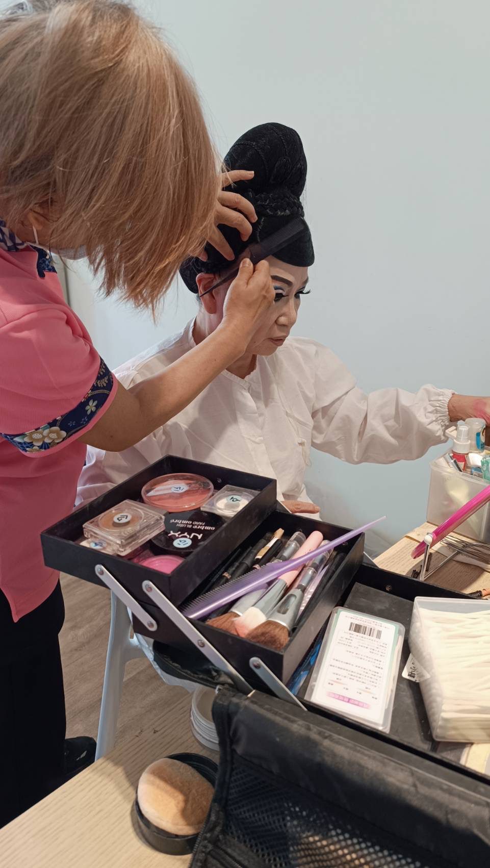 粉末登場!屏北社區大學歌仔戲劇團&快樂聯盟;以「歌仔戲」讓長輩樂開懷。 粉末登場!屏北社區大學歌仔戲劇團&快樂聯盟;以「歌仔戲」讓長輩樂開懷。