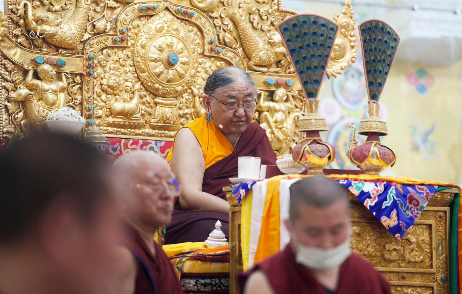 高傲與低谷;從心理學的兩極擺盪,讀懂41任薩迦法王拆解「傲慢」與「失落」 高傲與低谷;從心理學的兩極擺盪,讀懂41任薩迦法王拆解「傲慢」與「失落」