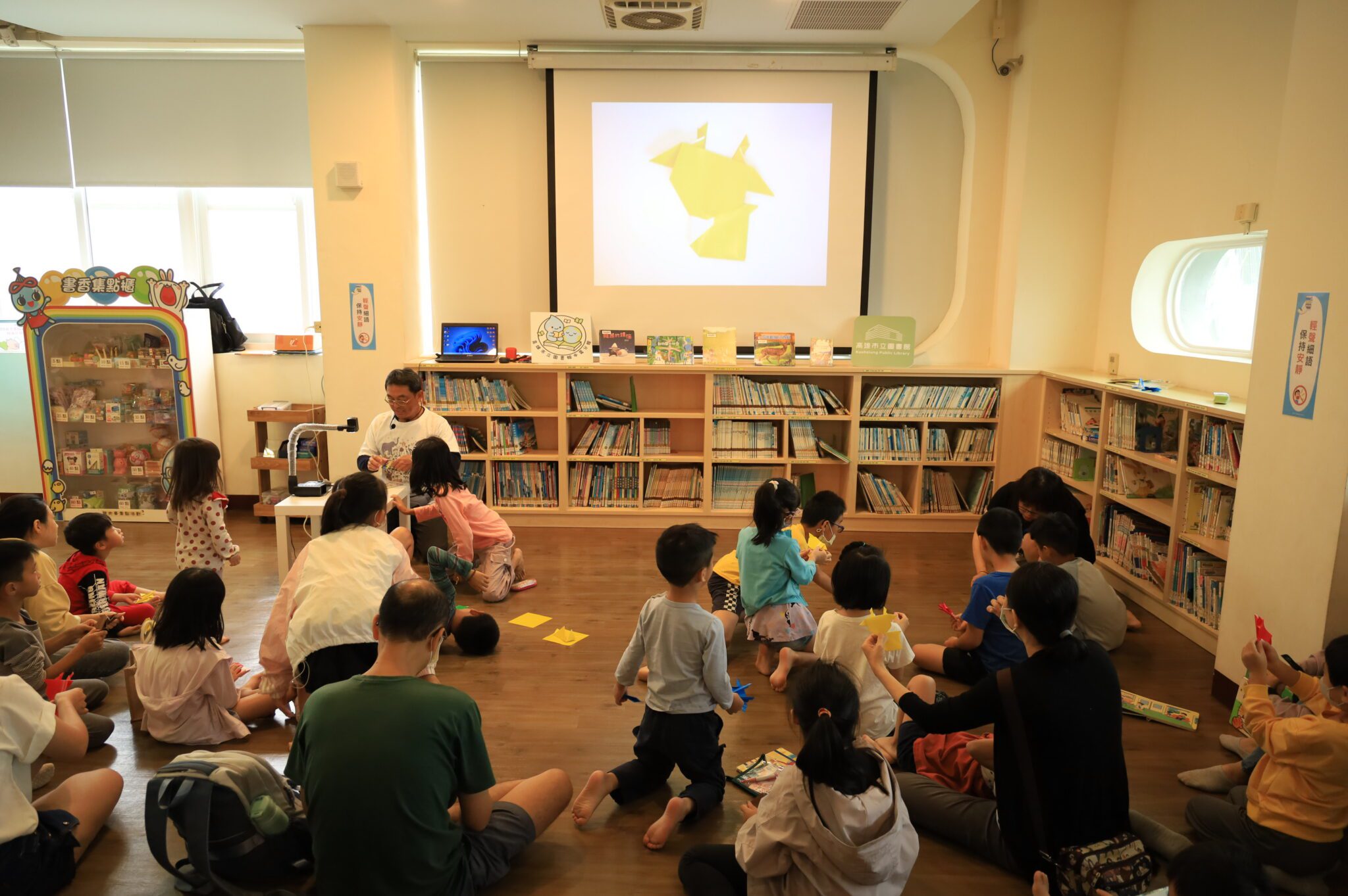 長興材料攜手鐘淵實業、坂茂綠能建築 助高雄中崙圖書館蛻變新生 長興材料攜手鐘淵實業、坂茂綠能建築 助高雄中崙圖書館蛻變新生