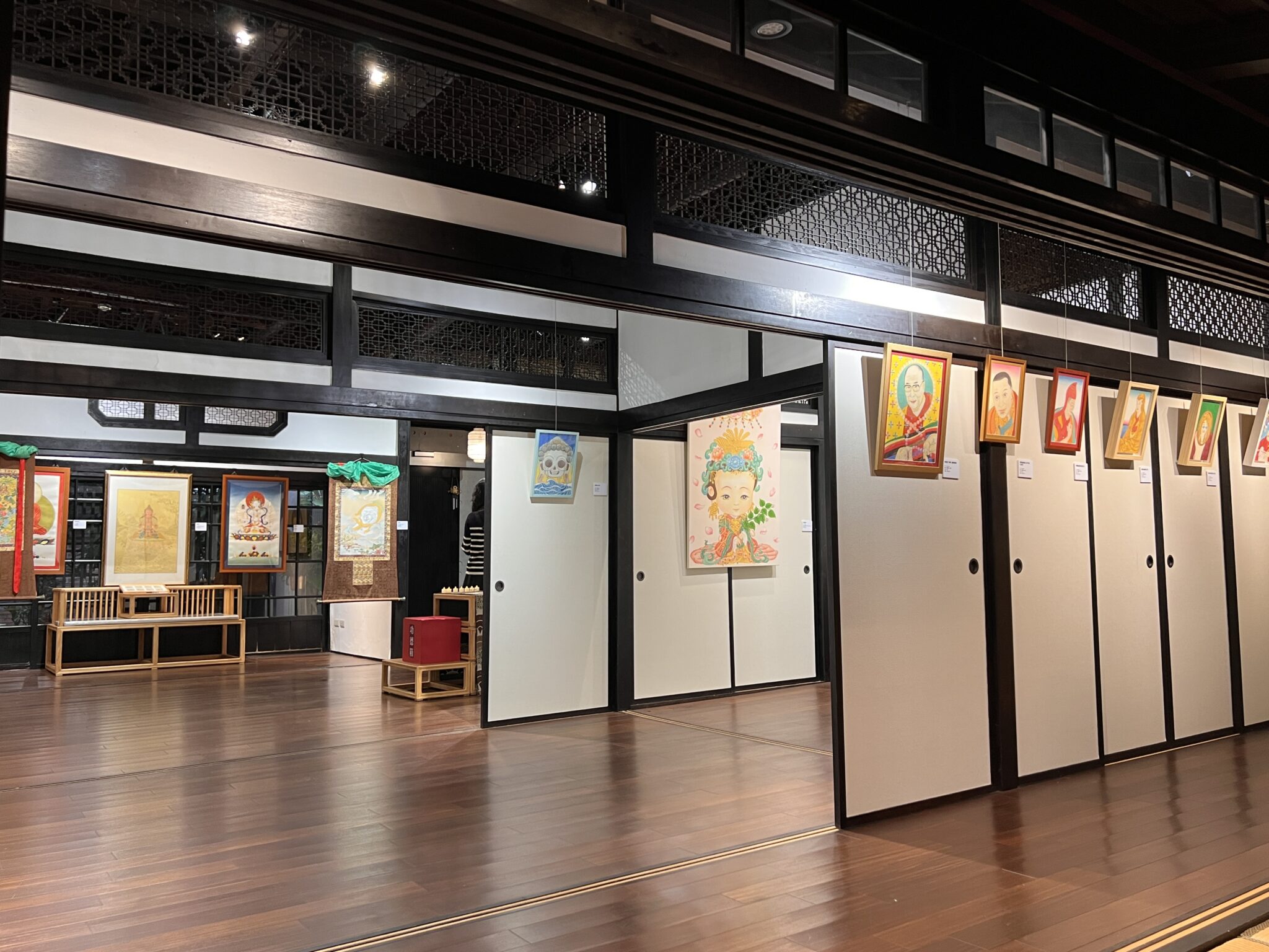 在神聖與工藝之間 — 唐卡畫家「持明法解」老師:從信仰、美學到微型唐卡的修行之旅 在神聖與工藝之間 — 唐卡畫家「持明法解」老師:從信仰、美學到微型唐卡的修行之旅