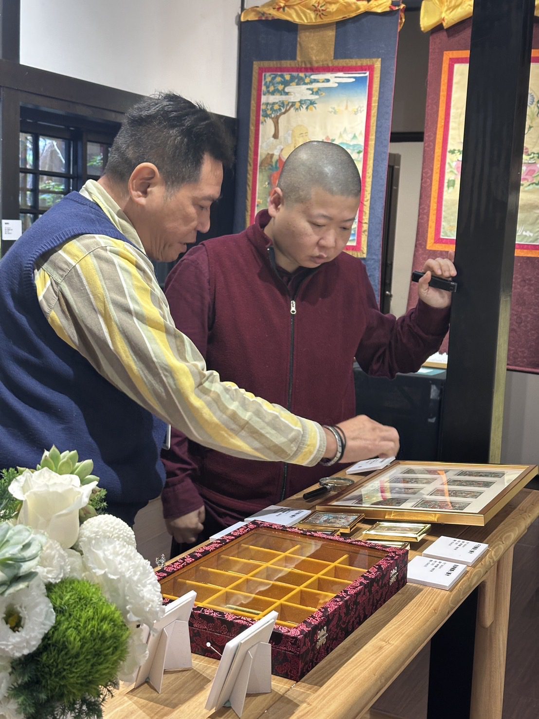 在神聖與工藝之間 — 唐卡畫家「持明法解」老師:從信仰、美學到微型唐卡的修行之旅 在神聖與工藝之間 — 唐卡畫家「持明法解」老師:從信仰、美學到微型唐卡的修行之旅