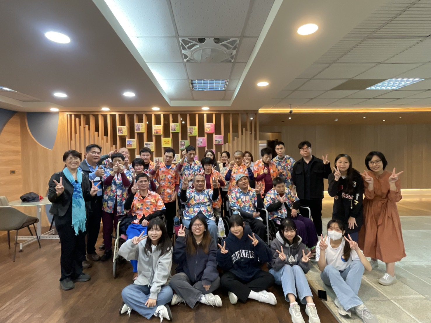 把尊嚴與溫暖畫在一起:屏科大社工系「精迦就歡喜.藝起來繪情」藝術展開幕 把尊嚴與溫暖畫在一起:屏科大社工系「精迦就歡喜.藝起來繪情」藝術展開幕