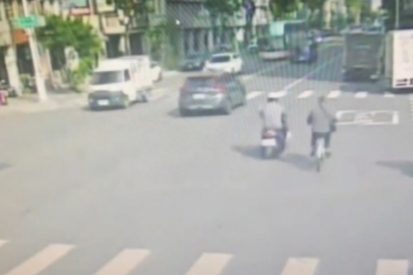 高雄巡佐查案 路口自撞違停貨車亡 張員騎車經過路口。翻攝畫面