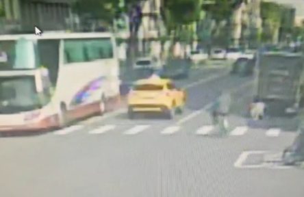 高雄巡佐查案 路口自撞違停貨車亡 張姓巡佐撞違停貨車身亡。翻攝畫面